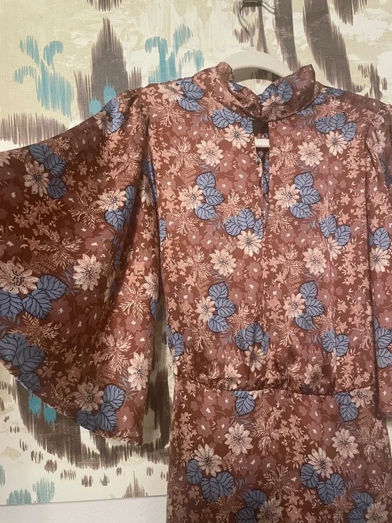 NWT- Vici Satin Foster Keyhole with light blue, navy, cream, rust florals. - Picture 5 of 7